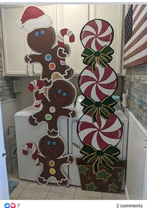 Gingerbread House Archway, Life Size Gingerbread House Ideas, Outdoor Candyland Christmas, Ginger Bread Office Decorations, Christmas Decor Ideas Candyland, Candy Lane Decor, Christmas Display Ideas Retail, Gingerbread House School Hallway, Gingerbread Porch Decorations