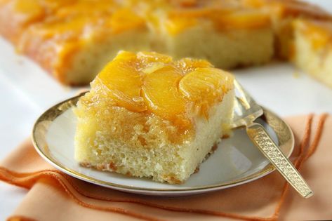 Peach upside cake is an Amish favorite. This was made by Cheryl Beidler, a talented young Mennonite cook and photographer in Pennsylvania Amish Food, Peach Upside Down Cake, Mennonite Recipes, Peach Cake, Cake Easy, Gateaux Cake, Amish Recipes, Dutch Recipes, Peach Pie