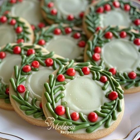 Date Christmas Cookies, Christmas Cookie Decor Ideas, Wreath Sugar Cookies Decorated, Iced Christmas Cookies Decorating Ideas, Buttercream Christmas Cookies, Wreath Sugar Cookies, Decorated Christmas Sugar Cookies, Christmas Royal Icing Cookies, Christmas Cookie Decorating Ideas