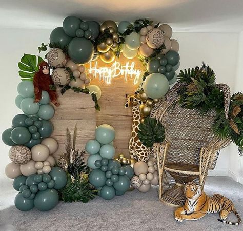 Jungle Baby Shower Decorations, Diy Balloon Arch, Safari Baby Shower Decorations, Baby Boy Birthday Themes, Safari Birthday Party Decorations, Leaves Diy, Jungle Decorations, Jungle Queen, Jungle Safari Birthday