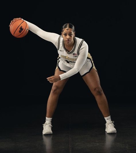 Womens Basketball Media Day Poses, Women Basketball Photoshoot, Womens Basketball Aesthetic, Female Basketball Players, Basket Baller Aesthetic Girl, College Womens Basketball Aesthetic, Female Basketball, Cool Basketball Wallpapers, Basketball Pictures Poses