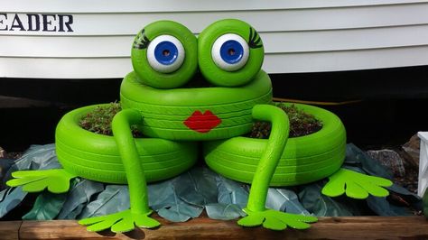 "Frog made out of old tires" Frog Tire Planter, Diy Outdoor Frog Decor, Frog Made Out Of Tires, Tire Frog, Tyre Garden, Tire Ideas, Yard Crafts, Tire Craft, Recycled Tires