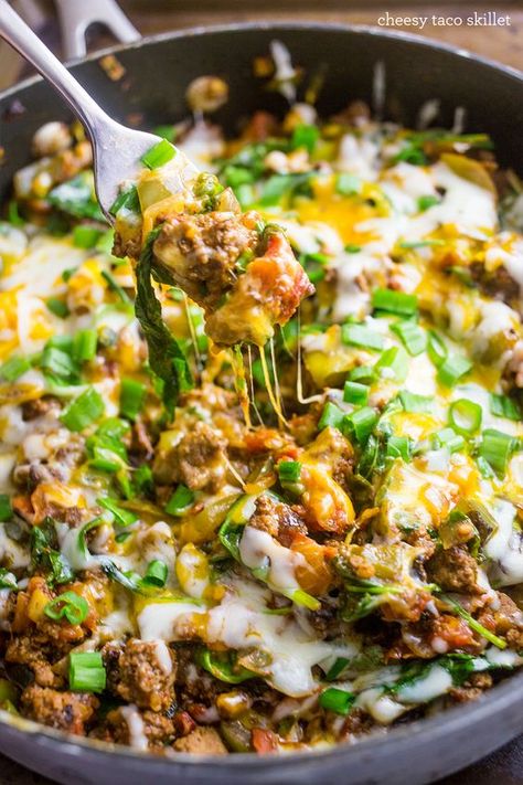 One Pot Cheesy Taco Skillet (simple; could add beans and/or other veg depending on carb needs) Scones Vegan, Mojito Recept, Minced Meat Recipe, Low Carb Tacos, Resep Diet, Salad Pasta, Carb Free, Makanan Diet, Think Food