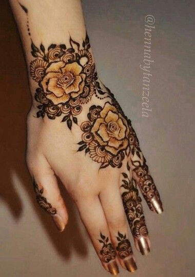 70 Latest Rose Mehndi Designs Of 2018 || Simple Rose Mehndi Images To Inspire You | Bling Sparkle Rose Henna, Henne Tattoo, Khafif Mehndi Design, New Mehndi, Tato Henna, Floral Henna Designs, Finger Henna Designs, Henna Art Designs, Modern Henna Designs