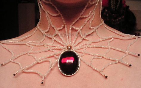 Pearl choker/collar with a large magenta colored gem centered within it. Spider Costume, Spider Jewelry, Spider Necklace, Beaded Spiders, Kawaii Jewelry, Special Clothes, Delica Beads, Onyx Bead, Jewelry Inspo