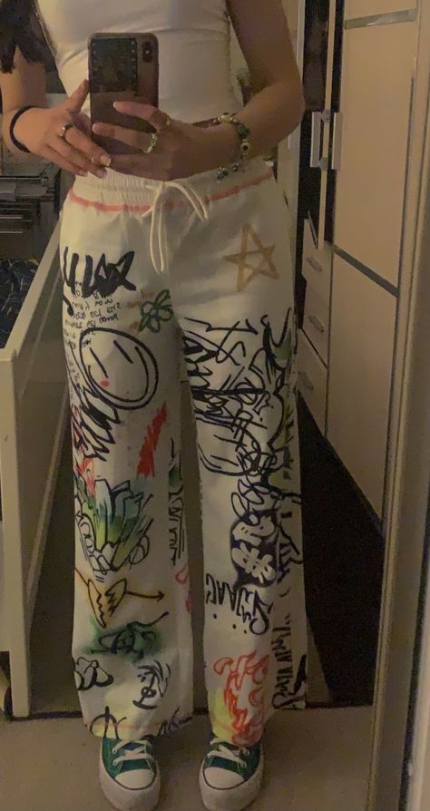 Graffiti Theme Outfit, Pants With Writing On Them, Jeans With Graffiti, Paint In Pants, Writing On Pants, Graffiti Art On Clothes, Drawn On Pants, Grafitti Outfits, Graffiti Pants Outfit