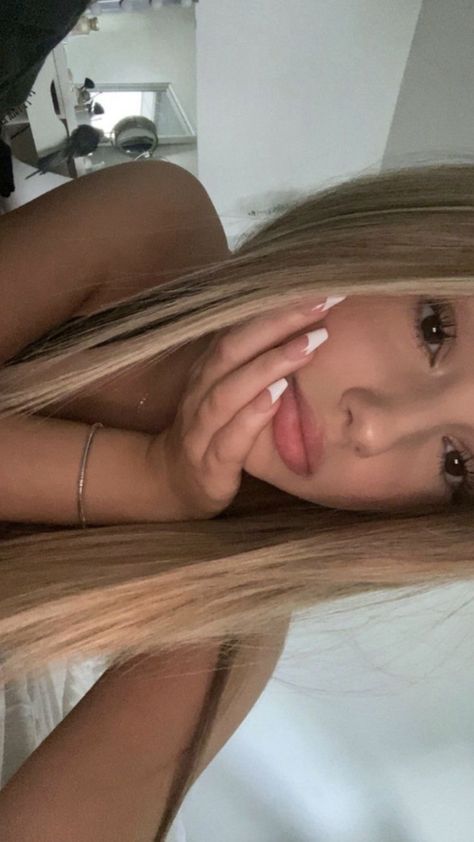 Pretty Blonde Hair, Cute Makeup Looks, Long Blonde, Selfie Ideas Instagram, Long Blonde Hair, Cute Selfie Ideas, Pretty Selfies, Insta Photo Ideas, Pretty Makeup