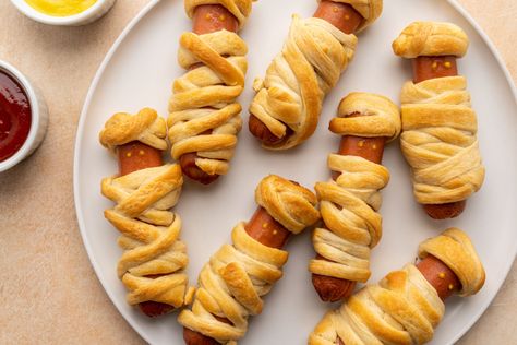 Crescent Wrapped Hot Dogs, Mummy Hot Dogs Recipe, Halloween Mummy Hot Dogs, Halloween Food Mummy, Halloween Hotdogs, Mummy Hot Dogs, Healthy Halloween Treats, Kid Friendly Halloween, Salty Treats