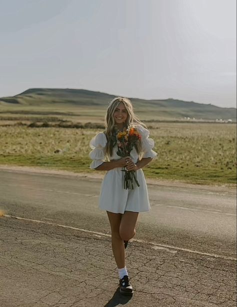 Desert Grad Photos, Senior Photos Holding Flowers, Texas Instagram Pictures, Sr Picture Ideas, Flower Senior Pictures, Senior Picture Ideas Spring, Desert Senior Pictures, Arizona Senior Pictures, Road Photoshoot