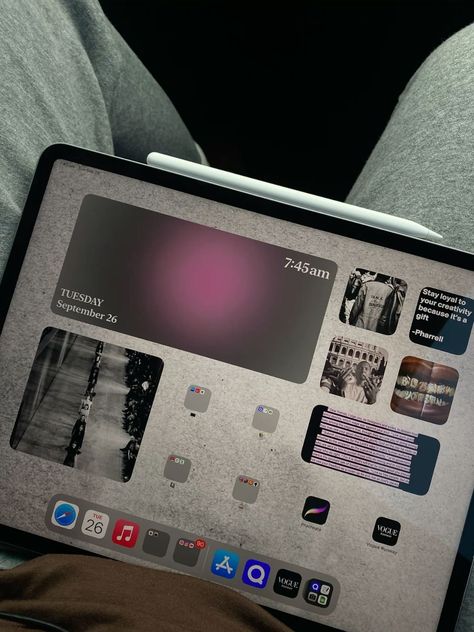 Ipad Pro Home Screen Layout, Ipad Ideas Homescreen, Ipad Homescreen Ideas Aesthetic, App Design Ipad, Ipad Home Screen, Ipad Setup, Ipad Inspo, Ipad Layout, Ipad Lockscreen