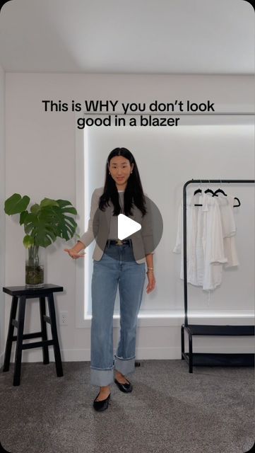 Chloe Lee on Instagram: "If you don’t look cool in a blazer, you have the WRONG fit. Swap the fitted blazer with an oversized blazer. I promise you, you will look elevated, sophisticated and “in” with the time.   Oversized blazer outfit, style blazer, blazer outfit #howtostylevideo #styletipsforwomen #fashiontipsforwomen #fashionhack #blazeroutfit #stylingblazers #styletransformation #falloutfitideas   ✨like and follow✨ for more style tips ✨send✨ this to your friends so they don’t walk around with an outdated look ✨comment✨which fit do you prefer? Fitted or oversized?" Oversized Blazer Outfit Night, Oversized Black Blazer Outfit, Blazer And Leggings, Oversize Blazer Outfit, Oversized Blazer Outfit, Chloe Fashion, Style Transformation, Blazer Outfit, Style Blazer