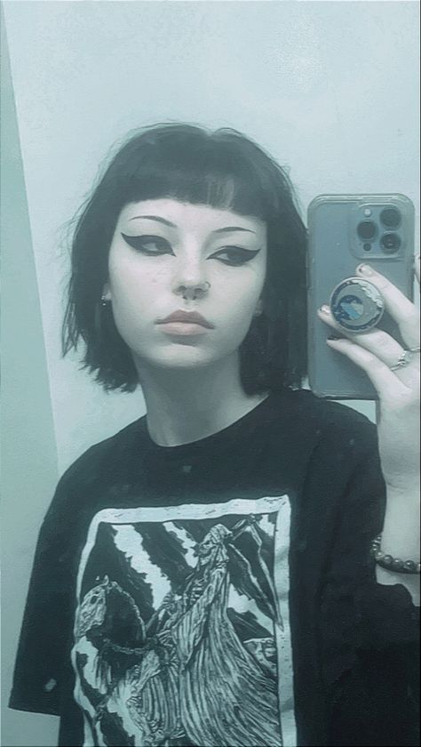 Goth Profile Picture Aesthetic, Goth Bob Hair, Short Haircuts With Bangs Round Face, Goth Bangs Short Hair, Short Goth Hair With Bangs, Medium Alt Hair, Short Alt Hair With Bangs, Black Bob With Fringe, Black Short Hair With Bangs