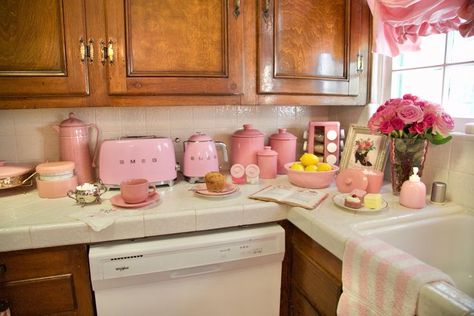 Fairytale Kitchen, Pink Smeg, Dahl House, Princess Curtains, Pink Princess Aesthetic, Curtains Pink, Cottagecore Kitchen, Kitchen Pink, Pink Tea Cups