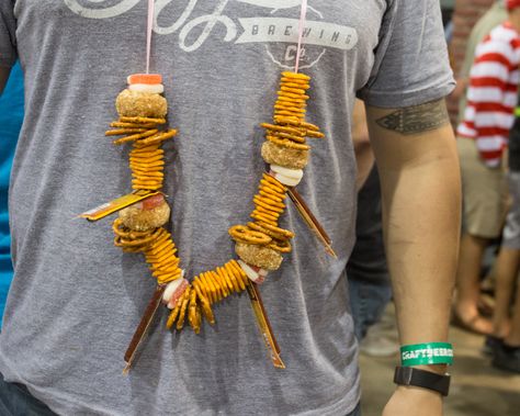 Pretzel Necklace Ideas, Oktoberfest Pretzel Necklace, Snack Necklace Beer Festivals, Pretzel Necklace Beer Festivals, Beer Festival Necklace, Snack Necklace, Beer Necklace, Beer Pretzels, Pretzel Necklace