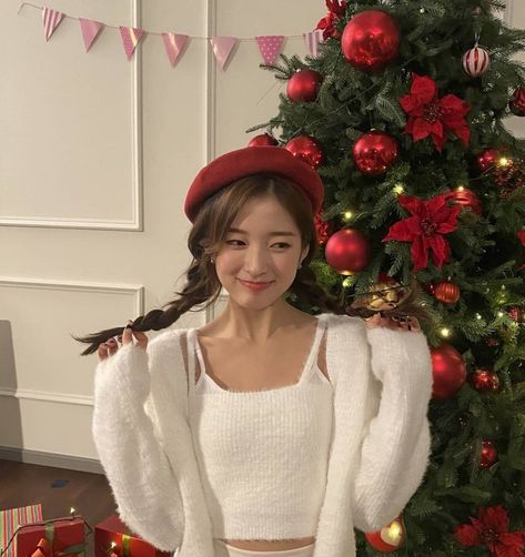 Korean Christmas Outfit, Christmas Poses, Arin Oh My Girl, Christmas Photoshoot, Christmas Icons, Uzzlang Girl, Ideas For Instagram Photos, Red Outfit, Christmas Aesthetic