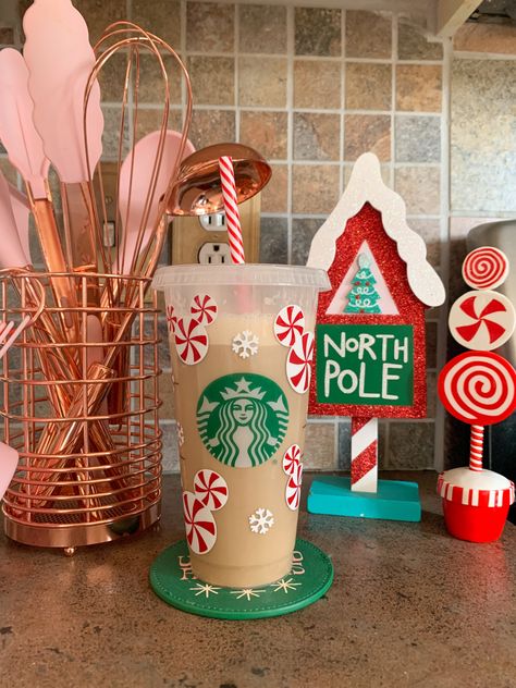 December Vibes, Copo Starbucks, Starbucks Christmas Cups, Christmas Starbucks, Starbucks Cup Design, Starbucks Cup Art, Cricut Christmas Ideas, Starbucks Diy, Christmas Cups