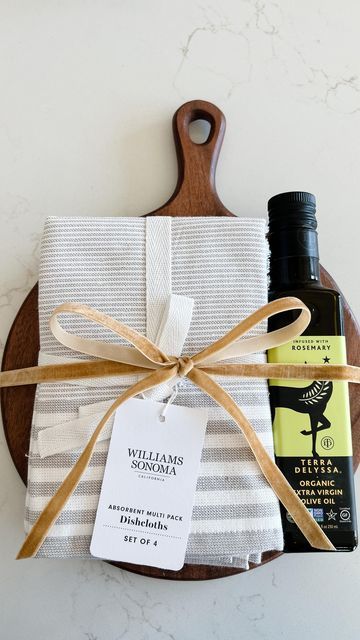 Deanna DeWald Home on Instagram: "This year’s Christmas gifts for some of the neighbors on our street! This would also be great for teachers, coworkers, & friends ☺️ I used this olive oil set that I found from Costco and included one with each gift but you could substitute that for hand soap, chocolates, or a set of cheese knives - any of these options would be so cute! + Link in bio to shop" Olive Oil Christmas Gift, Holiday Gift Basket Ideas For Coworkers, Neighbor Holiday Gift Ideas, Olive Oil Gift Basket Ideas, Soap Christmas Gift Ideas, Olive Oil Gift Ideas, Thrift Gifts, Charcuterie Gift Set, Christmas Gifts For Neighbors