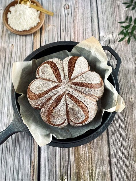 Chocolate Sourdough Bread, Bread Scoring Patterns, Sourdough Scoring, Chocolate Sourdough, Bread Scoring, Sugar Dough, Artisan Bread Recipes, Bread Shaping, Bread Art