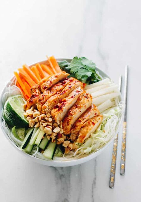 A healthy rice noodle salad with tangy chicken, zesty veggies, tender rice noodles, and crunchy chopped peanuts Healthy Rice Noodles, Chicken Rice Noodle, Rice Noodle Bowls, Chicken Rice Noodles, Tangy Chicken, Noodle Bowls Recipes, Rice Noodle Salad, Sweet Chili Chicken, Seasoned Veggies