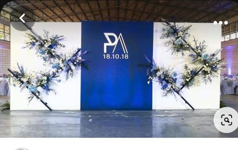 Weeding Stages, Graduation Stage Design, Corporate Event Backdrop Design, Newspaper Art And Craft, Graduation Party Backdrops, Event Entrance, Corporate Events Decoration, Corporate Event Design, Golden Decor