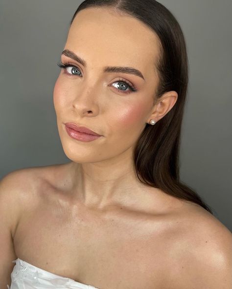 Makeup by Hali - Wedding Makeup Artist (@makeupbyhali) • Instagram photos and videos Brunette Soft Glam Makeup, Minimalist Bridal Makeup, Glam Bridesmaid, Wedding Glam, True Autumn, Soft Glam Makeup, Photoshoot Makeup, Wedding Makeup Artist, Soft Glam