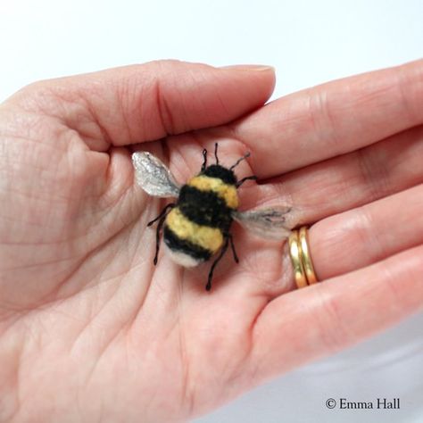 Needle Felting Tutorial Life Size Bumblebee Instant | Etsy Easy Needle Felting Projects, Felted Bee, Wool Felting Animals, Tovad Ull, Felting Tutorial, Needle Felting Tutorial, Needle Felting Diy, Craft Stalls, Needle Felting Tutorials