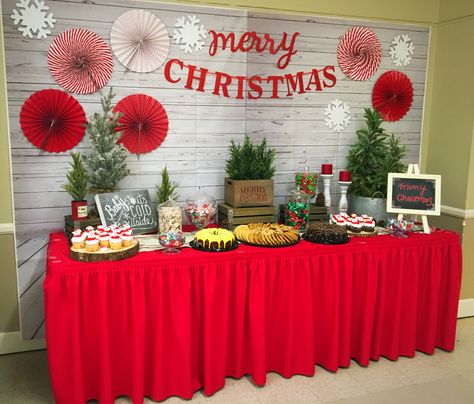 Friendsmas Party Table Decor, Christmas Party Treat Table, Christmas Party Set Up Ideas Layout, Christmas Treat Table Ideas, Christmas Party Table Set Up, Christmas Party Food Table Display, Christmas Buffet Decor, Christmas Buffet Table Decor, Christmas Party Dessert Table