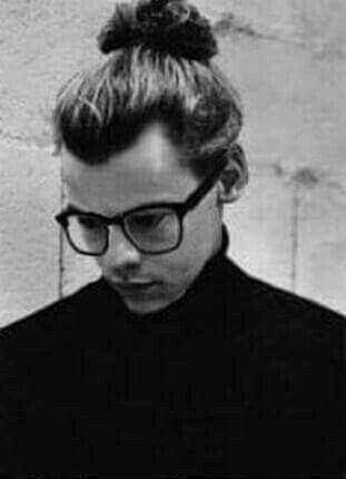 Harry Styles Glasses, Harry Styles Birthday, Hair In A Bun, Harry Styles Lockscreen, Harry Styles Edits, Harry Styles Imagines, Harry Styles Pictures, Man Bun, One Direction Pictures