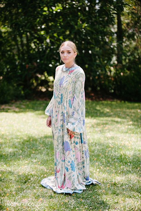 Ashley Olsen in a printed modern tunic and simple jewelry Ashley Olsen Style, Olsen Fashion, Olsen Twins Style, Mary Kate Ashley, Olsen Twins, Mary Kate Olsen, Ashley Olsen, Wedding Guest Outfit Summer, Mary Kate