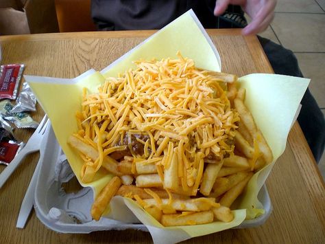 Homemade Chili Cheese Fries, Chili Cheese Fries Recipe, Chilli Cheese Fries, Cheese Fries Recipe, Dirty Fries, Chili Cheese Fries, French Fried Potatoes, New Zealand Food, Homemade French Fries