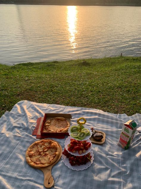 picnic date sunset date pizza balery pastr fruit aesthetic beautiful inspo grid picnic mat Pizza Picnic Date, Picnic Field, Date Pizza, Fruits Aesthetic, Pizza Picnic, Sunset Date, Fruit Aesthetic, Picnic Aesthetic, Picnic Date