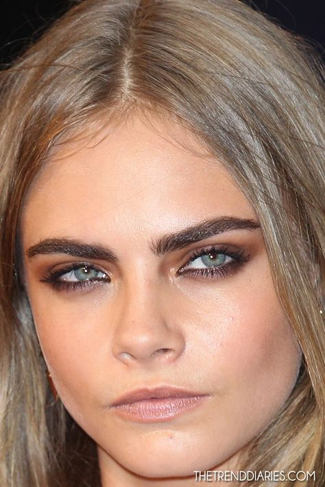 Smokey taupe eyeshadow - looks amazing with her blue eyes. Taupe Eye Makeup, Cara Delevingne Makeup, Brown Eyes Blonde Hair, Taupe Eyeshadow, Smoky Eyeshadow, Eyeshadow For Blue Eyes, Thick Brows, Look Festival, Smokey Eye For Brown Eyes