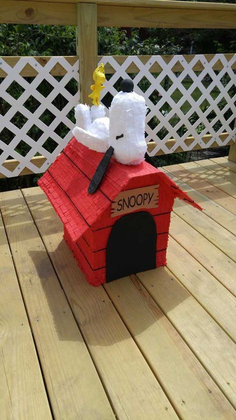 Snoopy House Diy, Snoopy Pinata, Snoopy Bday, Peanuts Gang Birthday Party, Snoopy Doghouse, Charlie Brown Birthday Party, Peanuts Birthday Party, Snoopy Birthday Party, Snoopy Baby Shower