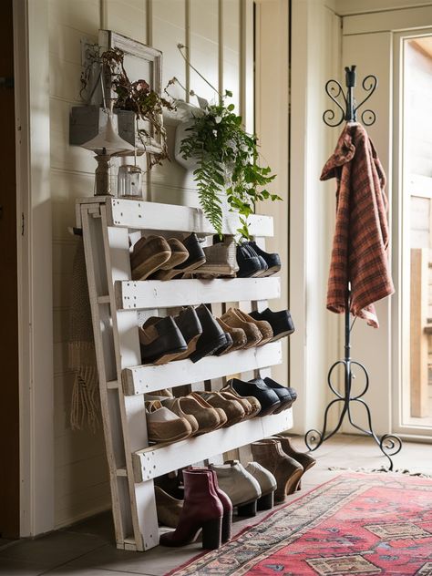 17 Entryway Shoe Storage Ideas – The DIY Desire Boots Storage Ideas, Shoe Storage Ideas Closet, Shoe Organizer Ideas, Organized Entryway, Entryway Shoe Storage Ideas, Cottage Entryway, Shoe Carousel, Pallet Shoe Rack, Shoe Storage Ottoman