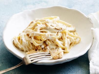 Fettuccine Alfredo Recipe | Giada De Laurentiis | Food Network Chicken Fettucine Alfredo Recipe, Fettucine Alfredo Recipe, Salsa Alfredo Receta, Fetuchini Alfredo, Fetuccini Alfredo, Chicken Fettucine, Chicken Alfredo Fettuccine Recipe, Chicken Fettuccine Alfredo, Chicken Fettuccine