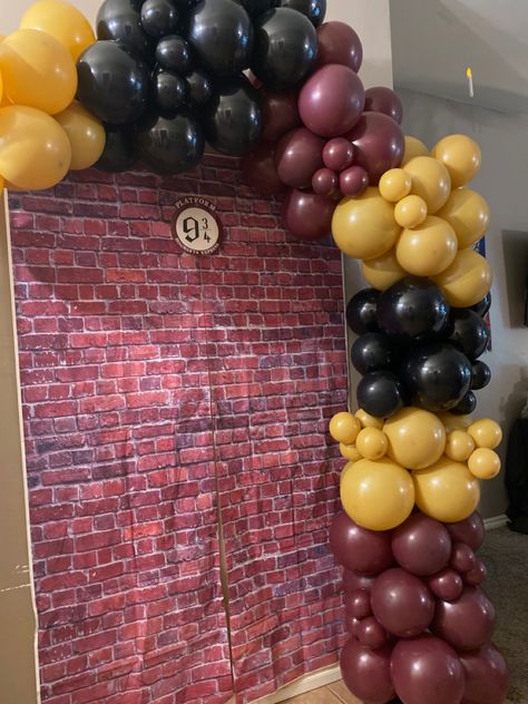 Baloon Decorations Harry Potter, Harry Potter Backdrop Ideas, Harry Potter Birthday Party Backdrop, Harry Potter 50th Birthday Party, 1st Harry Potter Birthday, Harry Potter Birthday Backdrop, Harry Potter Party Backdrop, Chosen One Birthday Harry Potter, Harry Potter Backdrop Party Ideas