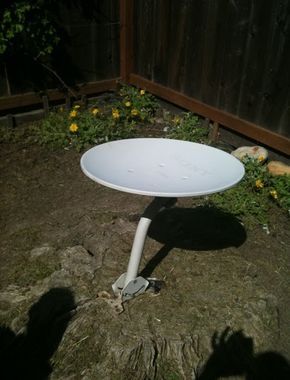 Old Satellite Dish Ideas, Old Satellite Dish Ideas Garden Art, Satellite Dish Ideas, Diy Birdbaths, Bird Ideas, Witchy Garden, Gardening Decor, Succulent Display, Repurposing Ideas