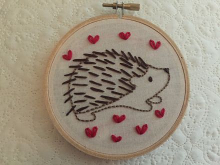 DIY hand embroidery heart and hedgehog motif - adorable and easy Doodle Stitching, Vintage Hand Embroidery, Vintage Style Embroidery, Diy Hand Embroidery, Happy Hedgehog, Vintage Embroidery Transfers, Embroidery Motif, Hand Embroidery Patterns Free, For My Best Friend