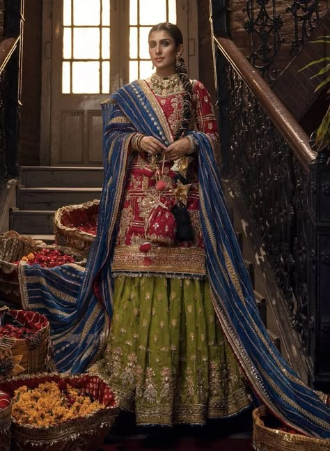 Green Gharara, Weddings Pakistani, Mohsin Naveed Ranjha, Gharara Suits, Floral Vases, Pakistani Traditional, Desi Outfits, Ayeza Khan, Net Lehenga