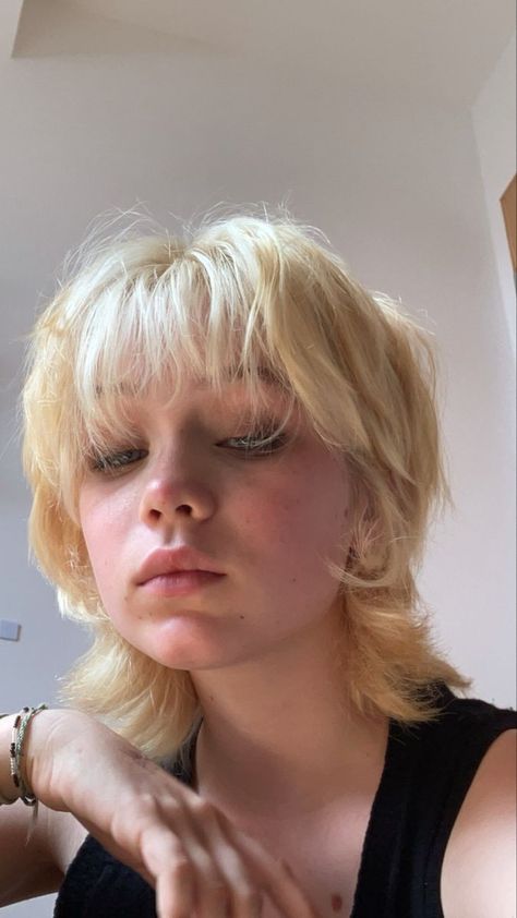 L o r e e e h h Blonde Hairstyles Short Length, Soft Mullet Haircut With Bangs, Short Shag Mullet Women, Short Shag Mullet With Bangs, Growing Bangs Out, Fem Haircuts, Short Blonde Mullet, 70s Inspired Haircut, 70s Short Hair