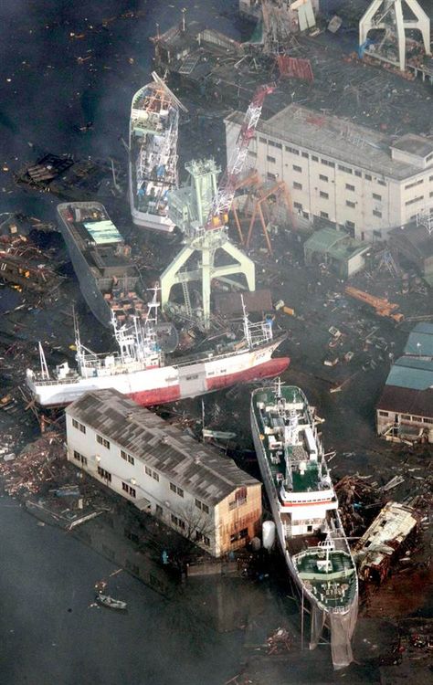 Japan 2011 Tsunami (15,828 deaths, 5,942 injured, 3,760 people missing) Tsunami 2011, Abandoned Ships, Natural Phenomena, Shipwreck, Historical Events, Natural Disasters, Abandoned Places, Amazing Nature, Mother Nature