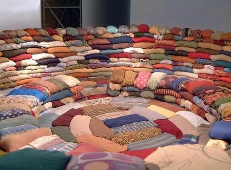 Pillow Art Installation, Pillow Room, Sculpture Installation, Installation Art, Room Inspo, Upholstery Fabric, Apartment Decor, Upholstery, Textiles