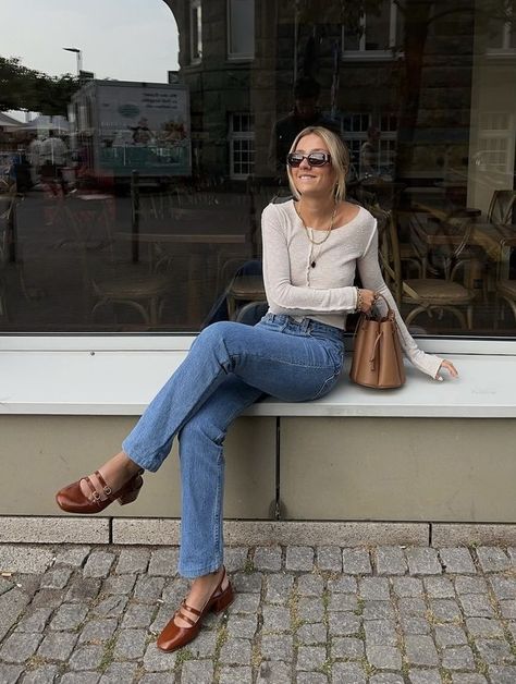 Spanish Street Style
#MadrileniansInMadrid
Moda Española
Madrilenians
#BarcelonaStreetStyle Summer Shoes For Work, Parisian Style Shoes, Sezane Bag Outfit, Sezane Paula Babies Outfit, Shoes Spring 2024, Sezane Paula Babies, Spring 2024 Shoes, Sezane Outfit Ideas, Sezane Aesthetic