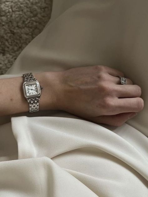 Aesthetic Watches For Women, Aesthetic Watches, Vintage Old Money, Vestidos Sport, Minimal Art Design, Cartier Watches Women, Alameda California, Silver Watches, Classy Watch