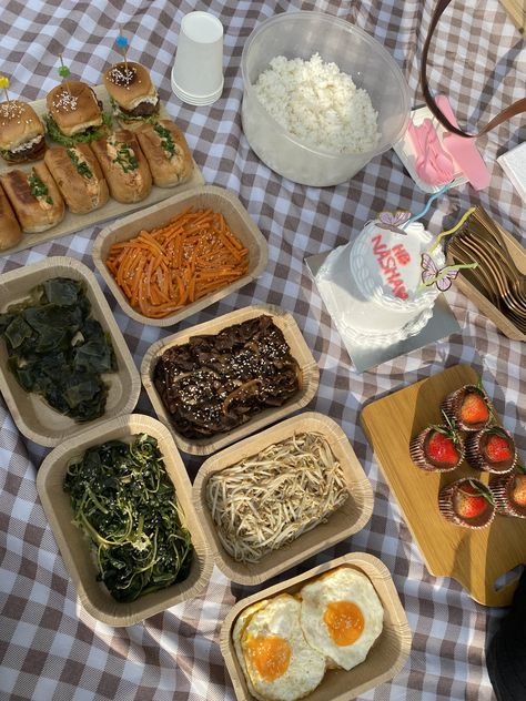 picnic ִֶָ𓂃 ࣪˖ ִֶָ🐇་༘࿐ Asian Picnic, Picnic Food Ideas Aesthetic, Aesthetic Picnic Food, Korean Picnic, Picnic Date Food, Picnic Aesthetic, Picnic Inspiration, Food Aesthetics, Refreshing Drinks Recipes