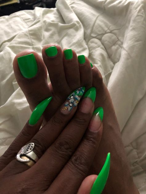 Hot Green Nails Acrylic, Neon Green Acrylic Nails Designs, Green Pedicure Designs, Lime Green Nails Square, Kelly Green Nails Acrylic, Vibrant Green Nails, Green Toes Black Women, Green Nails Pedicure, Kelly Green Nails Design