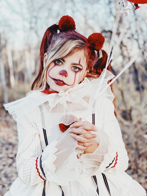 Pennywise Makeup Girl Kid, Pennywise Makeup, Pennywise Costume, Pennywise Halloween, Scary Clown Costume, Zombie Princess, Halloween 23, People Faces, Halloween Photography