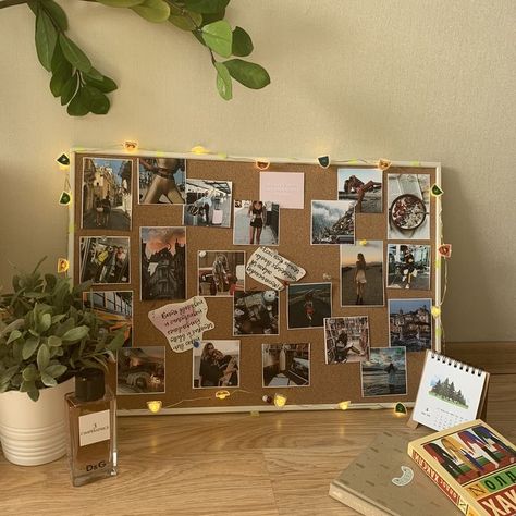 Bulletin Board Collage Ideas, Photo Board Ideas Bedroom, Picture Bulletin Board Ideas Bedroom, Corkboard Photo Display, Photo Cork Board Ideas, Bulletboard Ideas, Bulliten Boards Ideas Bedroom, Corkboard Ideas For Pictures, Cork Board Ideas For Bedroom Aesthetic