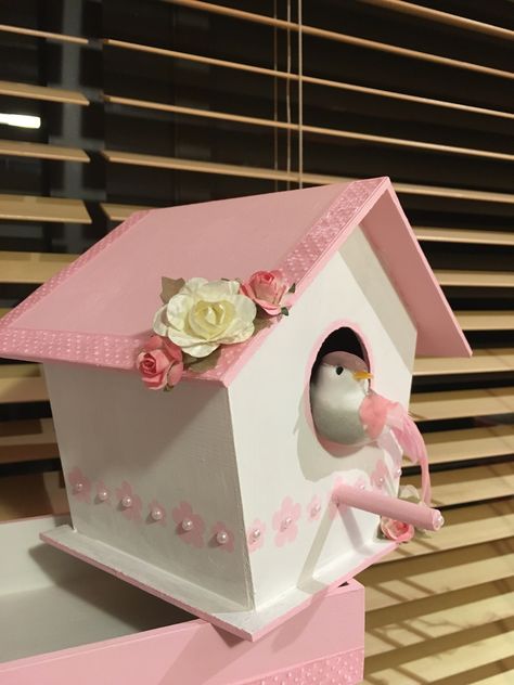 Pink Bird House Ideas, Pink Birdhouse, Shabby Chic Birdhouse, Birdhouse Crafts, Mini Birdhouse, Painted Birdhouses, Birdhouse Craft, Bird Houses Ideas Diy, Gingerbread House Decorations