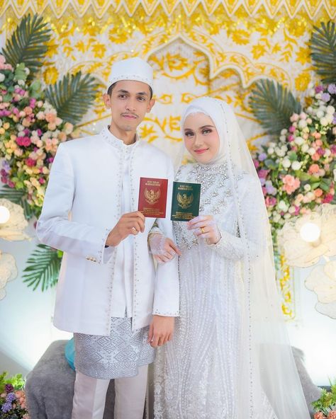 Pose Pengantin Di Pelaminan, Foto Akad, Wedding Malaysia, Melayu Wedding, Wedding Akad, Pose Pengantin, Wedding Indoor, Foto Wedding, Wedding Pose